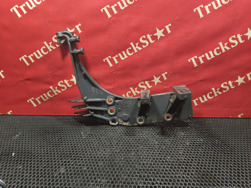 Кронштейн подножки левый 2020г