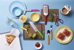 Victorinox - Овощечистка Swiss Classic с вертикальными зубцами, светло-оранжевая / артикул   7.6075.92  / GTIN 7613329141779