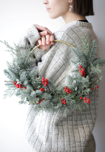 Рождественский венок с илексом на круглой металлической основе