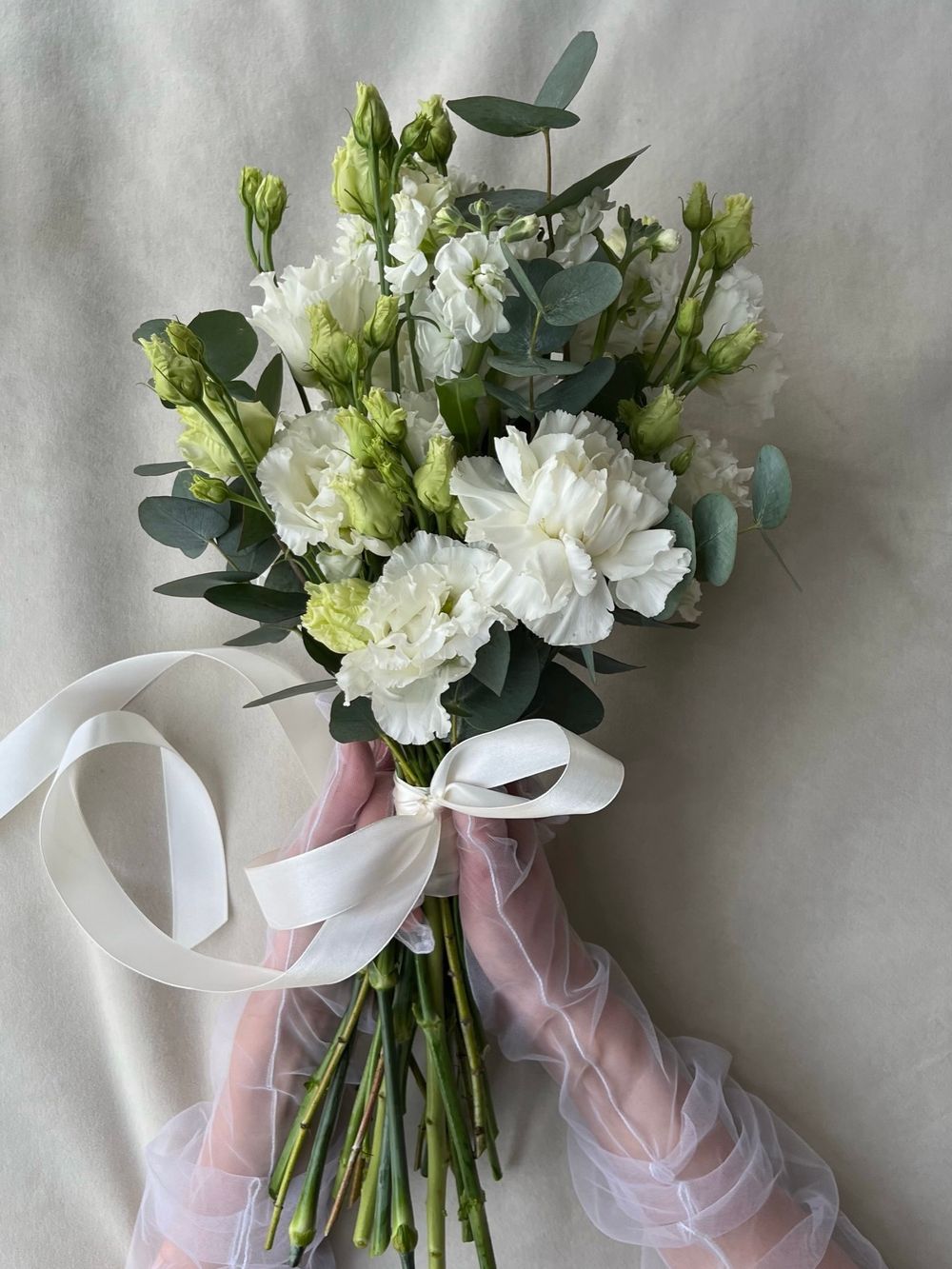 Свадебный букет из диантусов, лизиантуса, маттиолы и эвкалипта