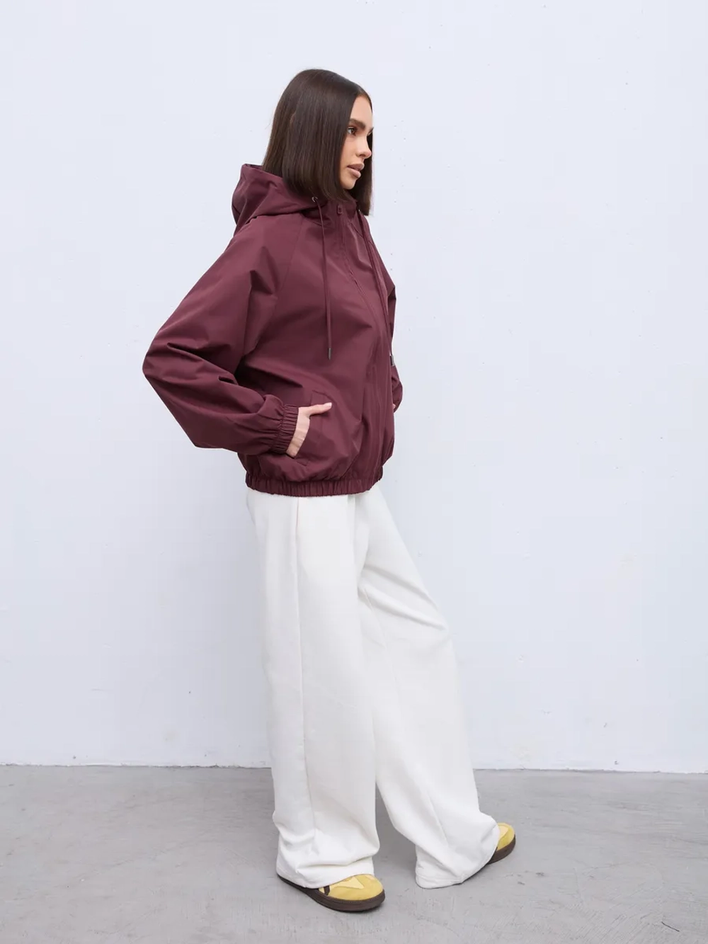 Ветровка с капюшоном