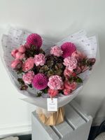 Букет сборный из гортензии, кустовой пионовидной роза и хелеборуса