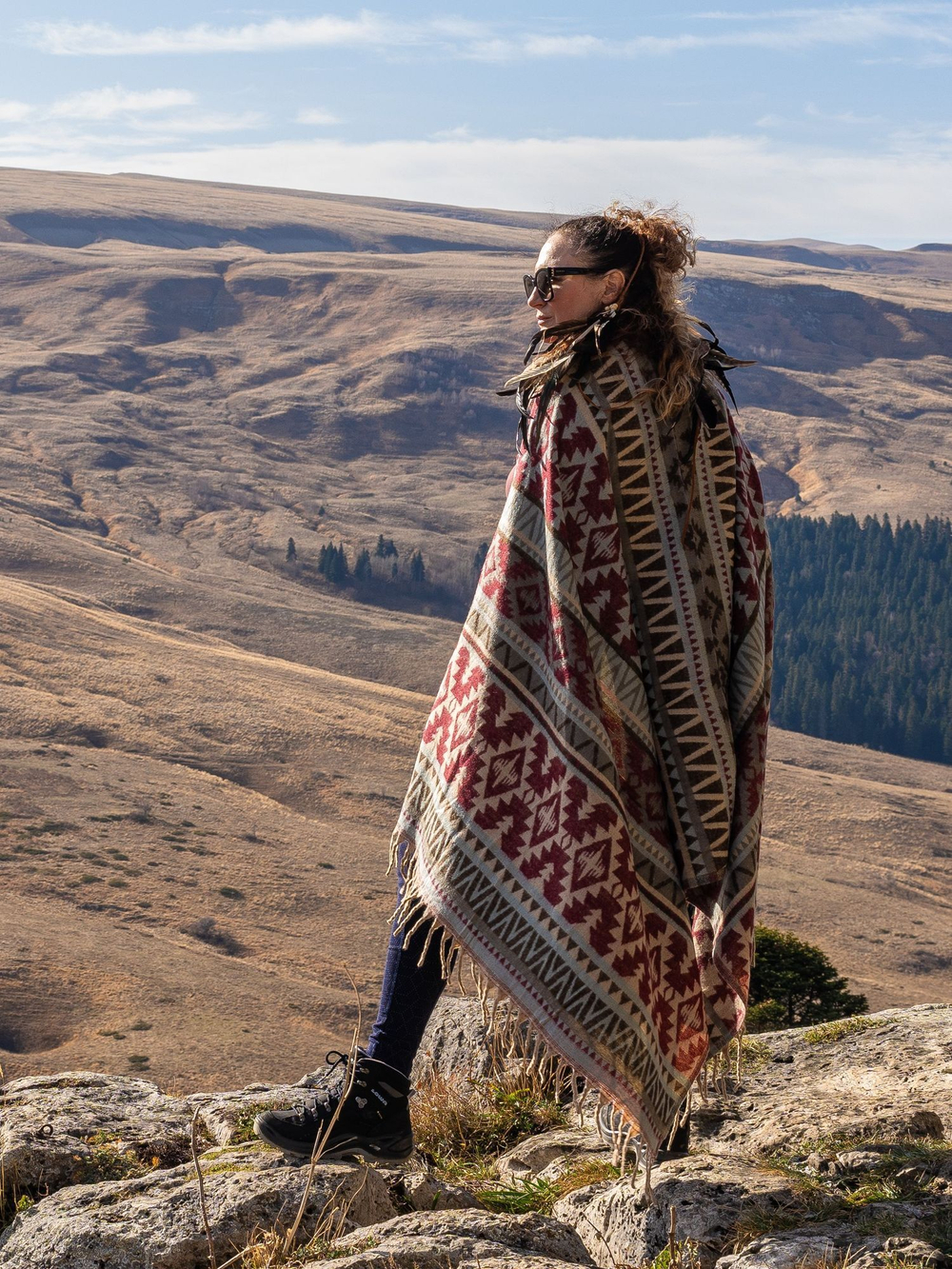 Теплый палантин с орнаментом