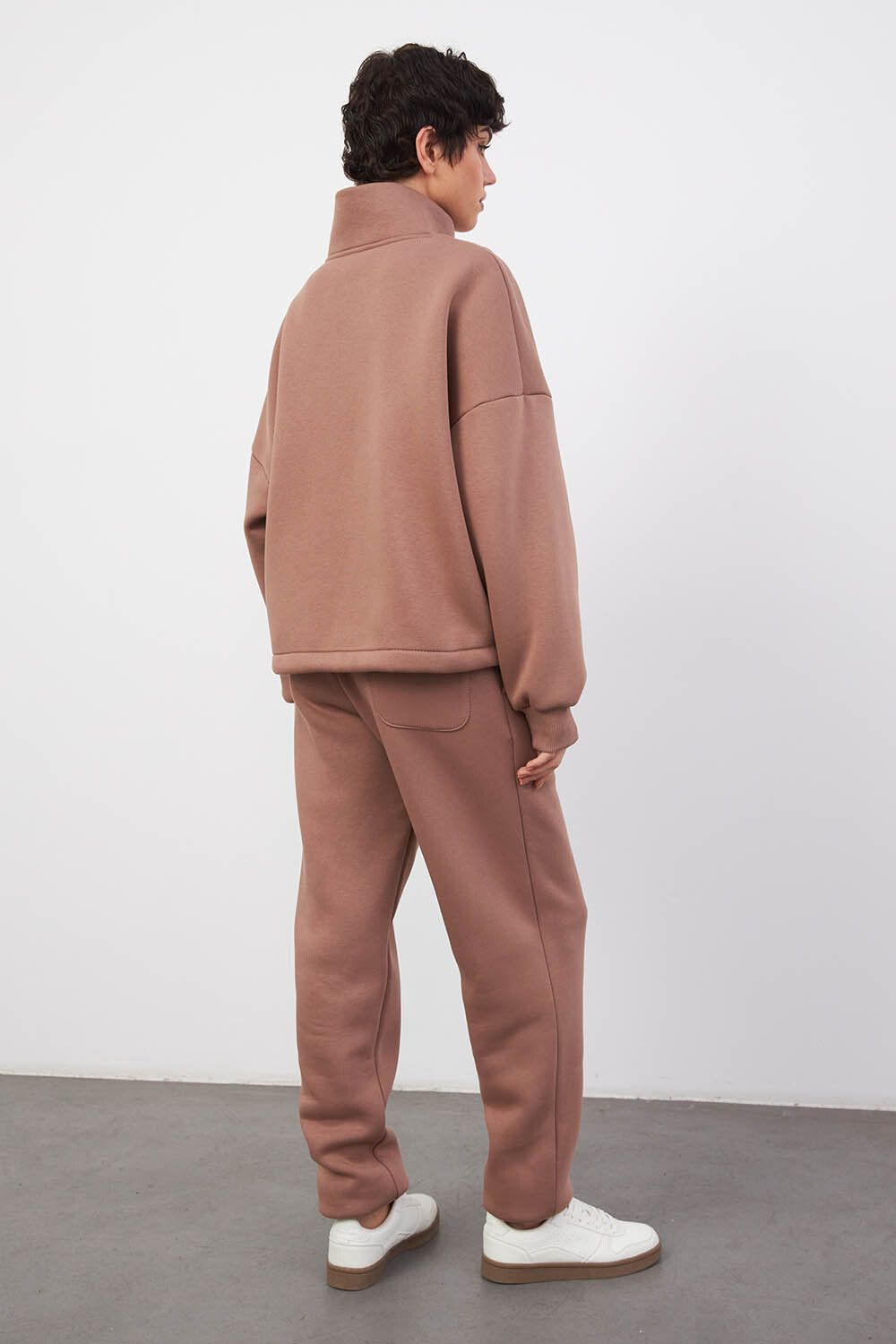 Утепленная олимпийка на молнии цвета молочный шоколад