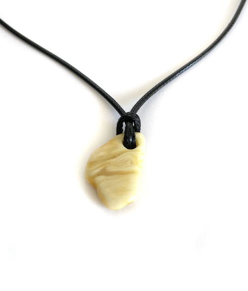 Кулон из янтаря натурального на кожаном шнурке (45 см), длина кулона 2 см