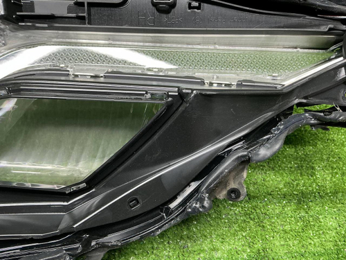 Стекло и корпус фары Toyota Camry xv70 (2017-2024)