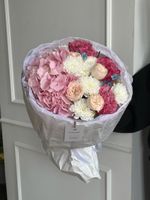 Букет сборный из гортензии, кустовой пионовидной розы, одноголовых роз и оксипеталума
