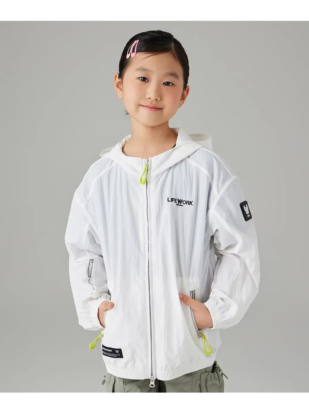 Нейлоновая ветровка с капюшоном
