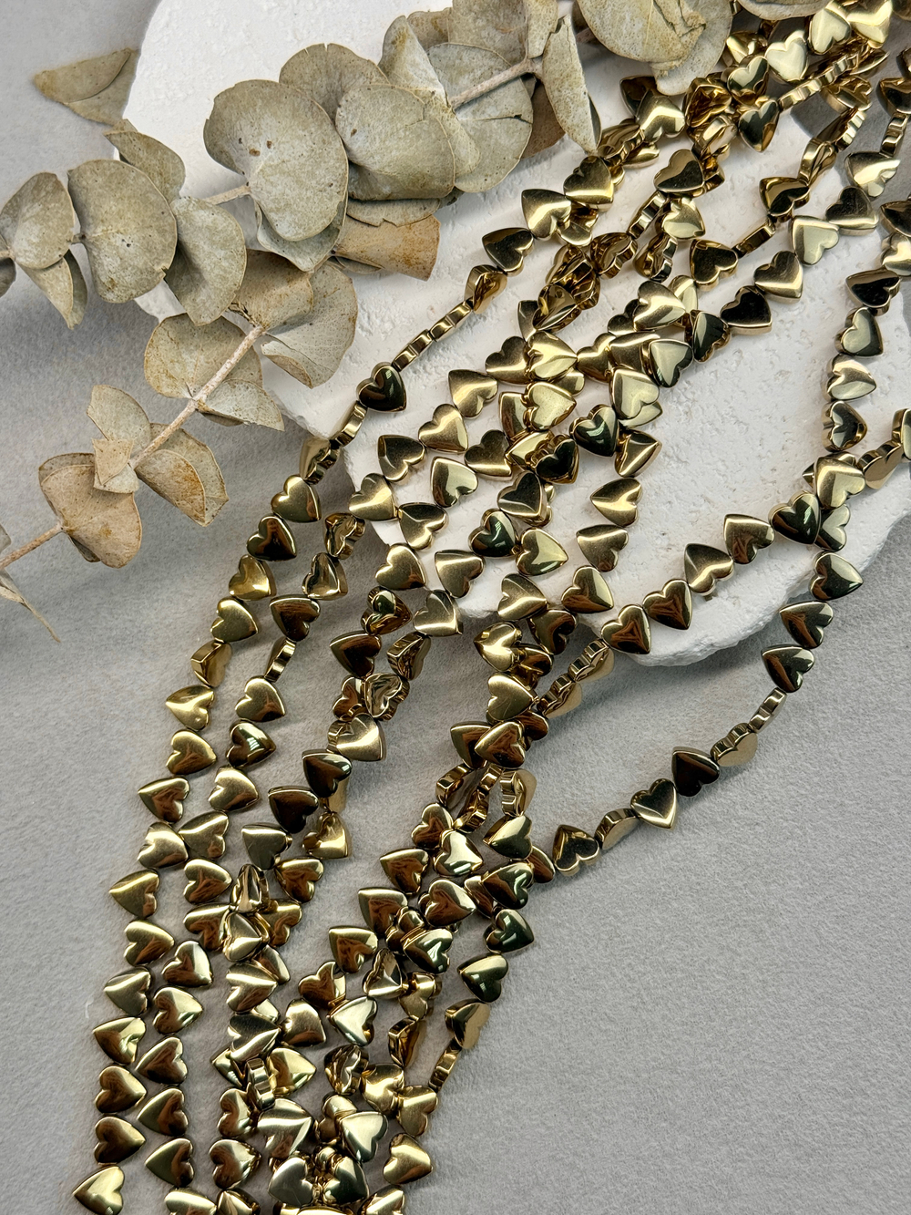 Гематит светлое золото, сердце 8 мм, нить 39 см