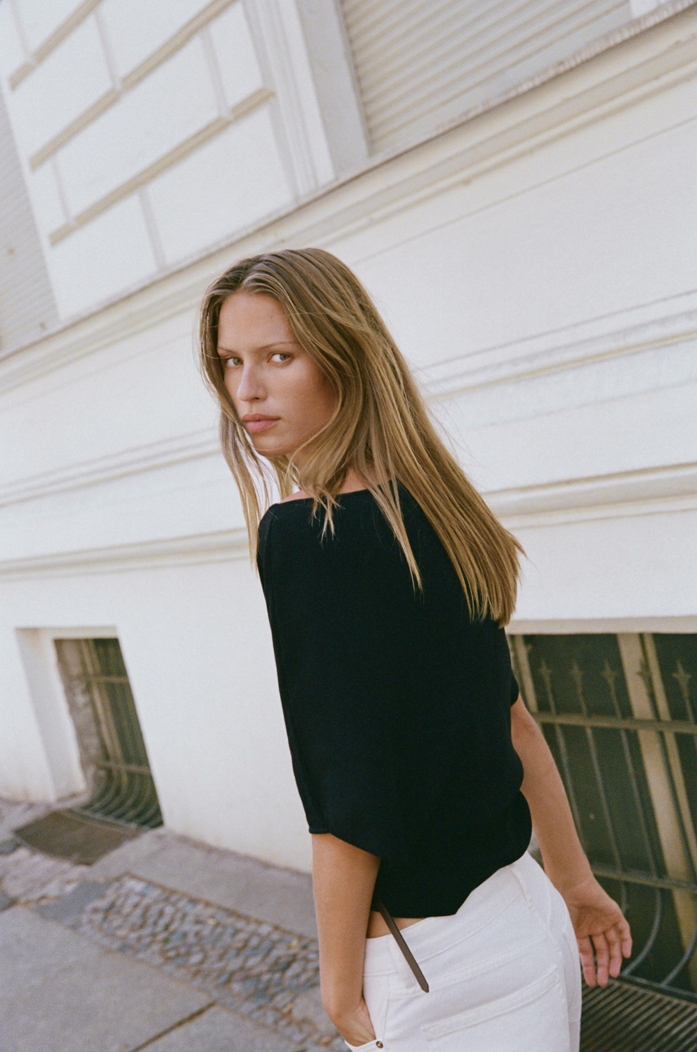 ZARA ТРИКОТАЖНЫЙ ТОП С ПОЯСОМ, ЧЕРНЫЙ