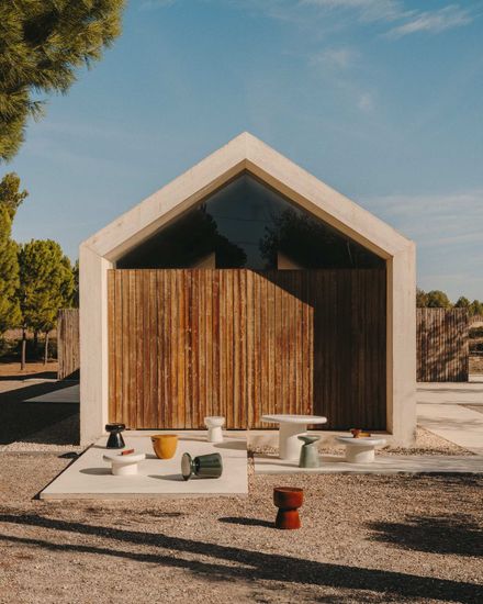 Приставной столик Mesquida из керамики коричневый Испания