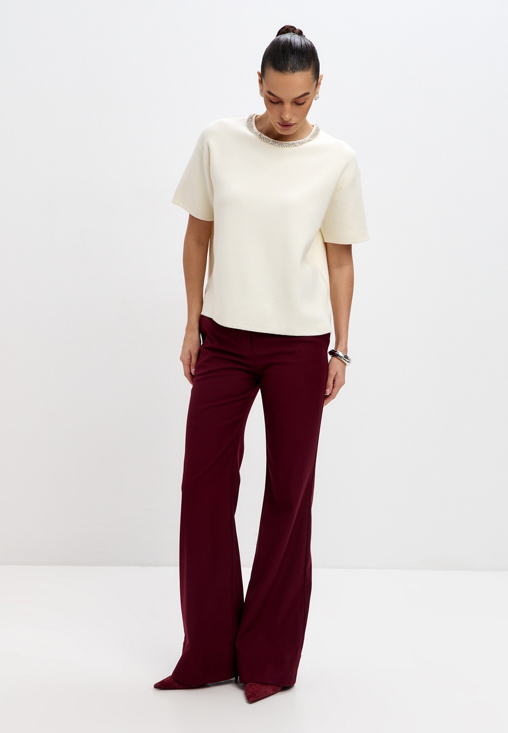 Футболка с кристаллами на воротнике