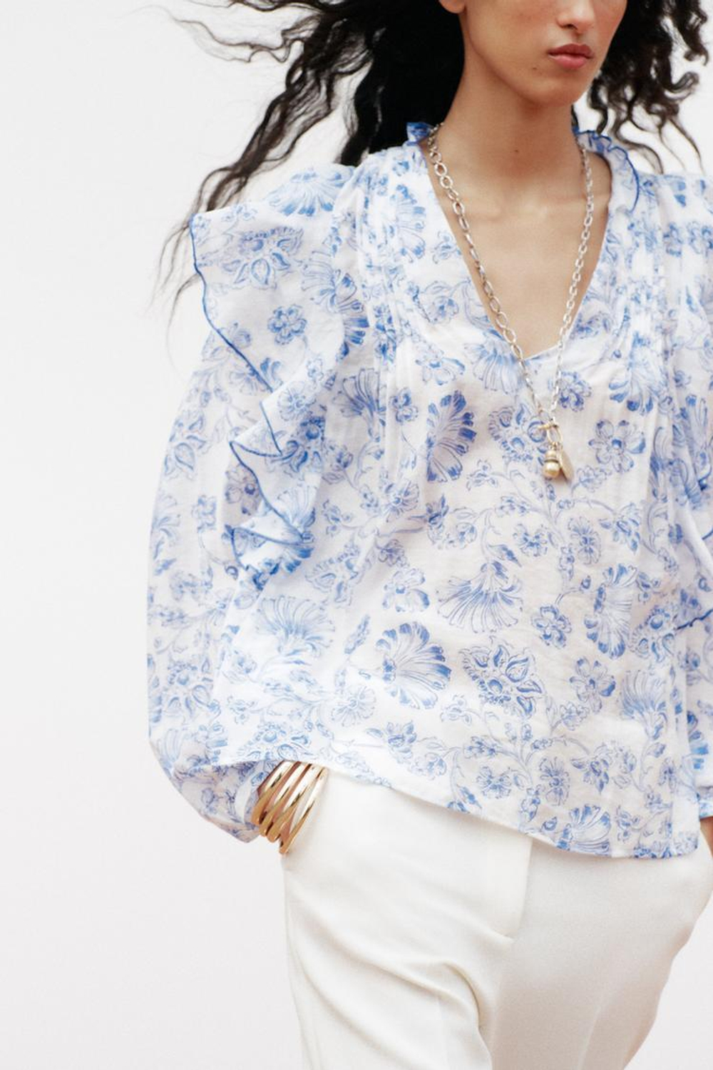 ZARA БЛУЗА ИЗ ТКАНИ С ПРИНТОМ СО СБОРКАМИ И ВОЛАНАМИ, СИНИЙ/БЕЛЫЙ