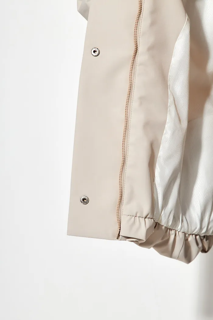 Ветровка О-силуэта с высоким воротом цвета экрю