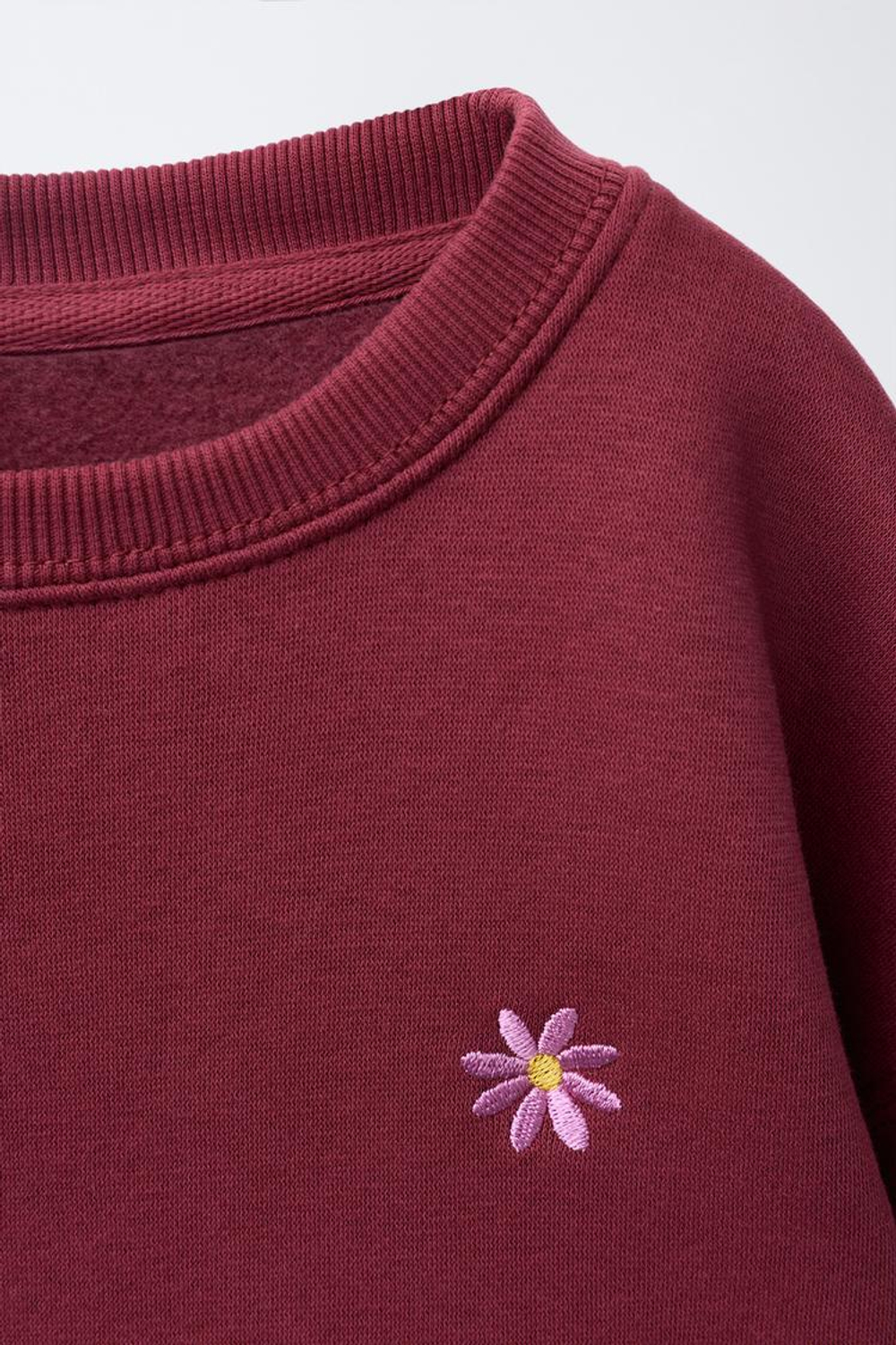 ZARA КОМПЛЕКТ ИЗ ТОЛСТОВКИ И ДЖОГГЕРОВ С ВЫШИВКОЙ, ГРАНАТОВЫЙ