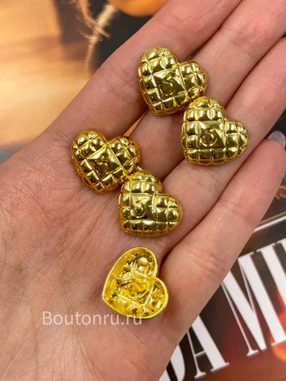 Пуговицы Шан. золотистые стеганые сердечки с пятеркой