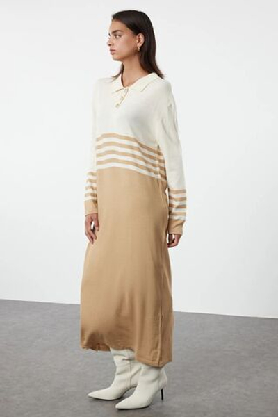 Платье из цветного трикотажа с коричневыми каменными пуговицами TCTAW25EB00002