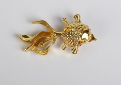 243058 Фигурка прищепка "Золотая рыбка" металл