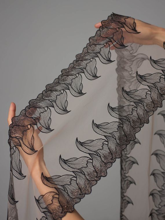 05-176 Вышивка на неэл. сетке 25 см, бежевый 775 /черный 170 /золото