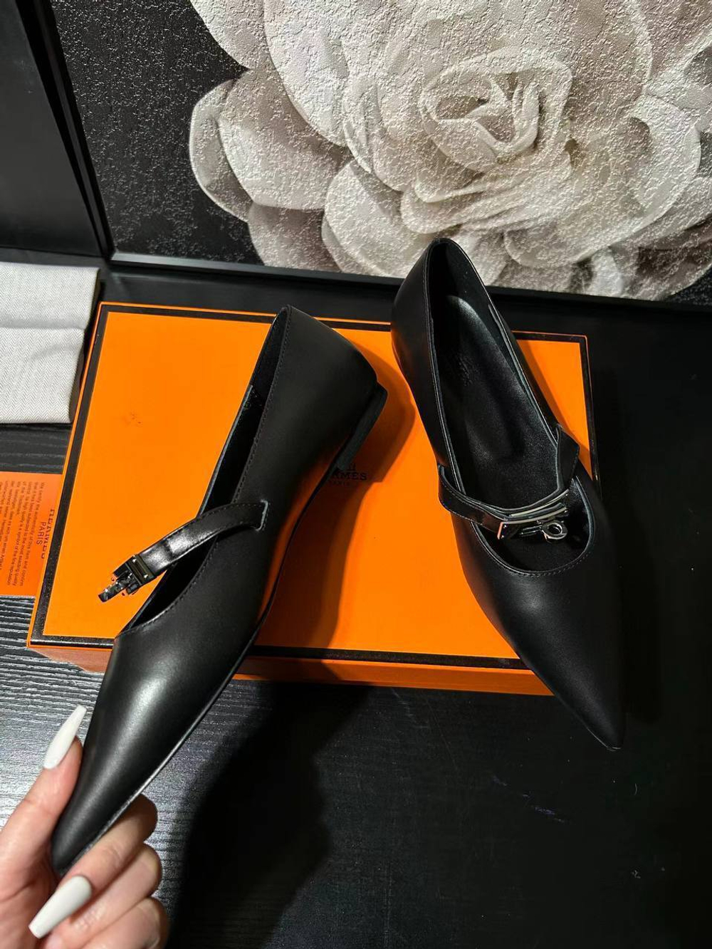 Женские туфли балетки Hermes Kelly черного цвета с ремешком