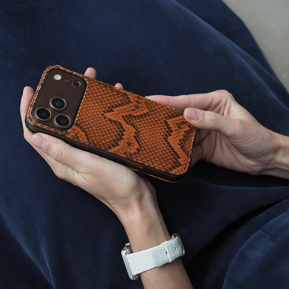 Чехол для iPhone 17 Pro Max кожаный, питон цвета коньяк