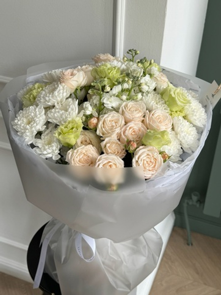 Букет из хризантемы, кустовой пионовидной розы, диантусов в зеленом оттенке и маттиолы