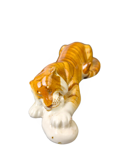 Фарфоровая статуэтка "Тигр с мясом" ЛФЗ