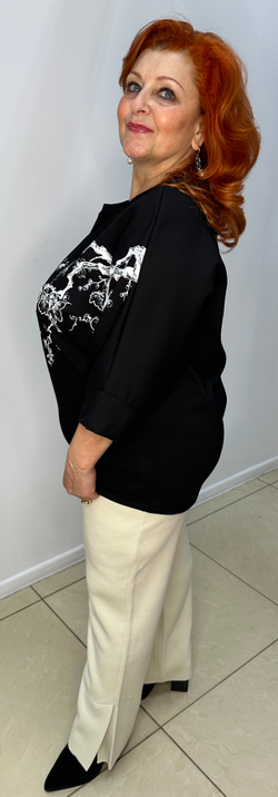 Черная толстовка с белым принтом