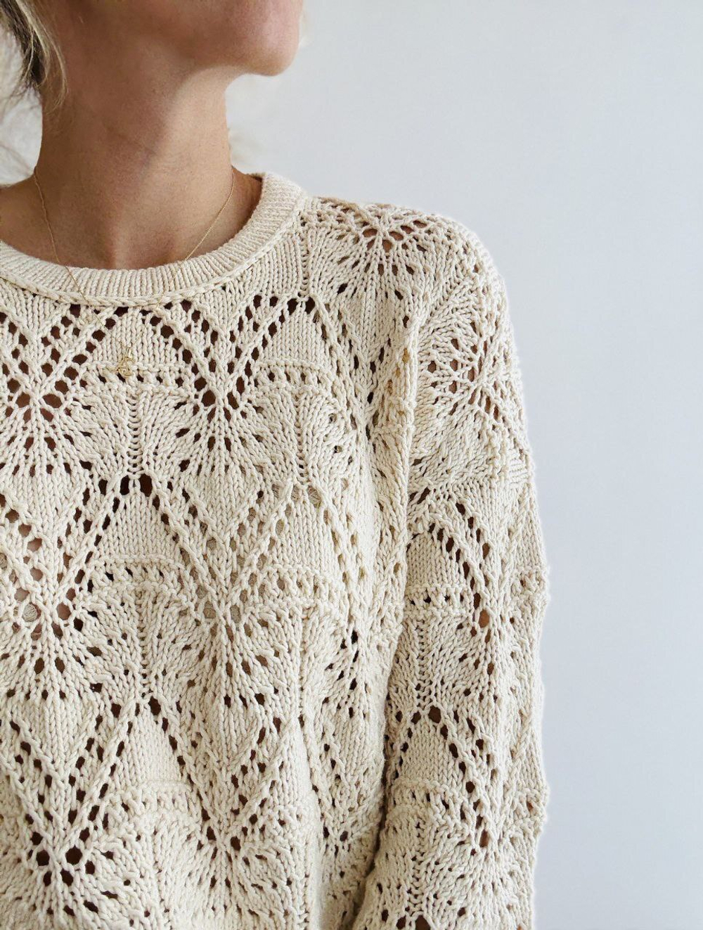 Описание по вязанию ажурного джемпера-оверсайз спицами со спущенной линией проймы и круглой горловиной "Рейчел"