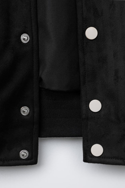 ZARA БОМБЕР ИЗ ИСКУССТВЕННОЙ ЗАМШИ С ВЫШИТЫМ ТЕКСТОМ, ЧЕРНЫЙ