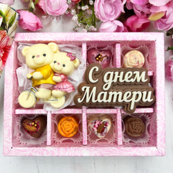 Шоколадный набор "С Днём Матери. Мишка с розами": фигурка и 5 конфет ручной работы
