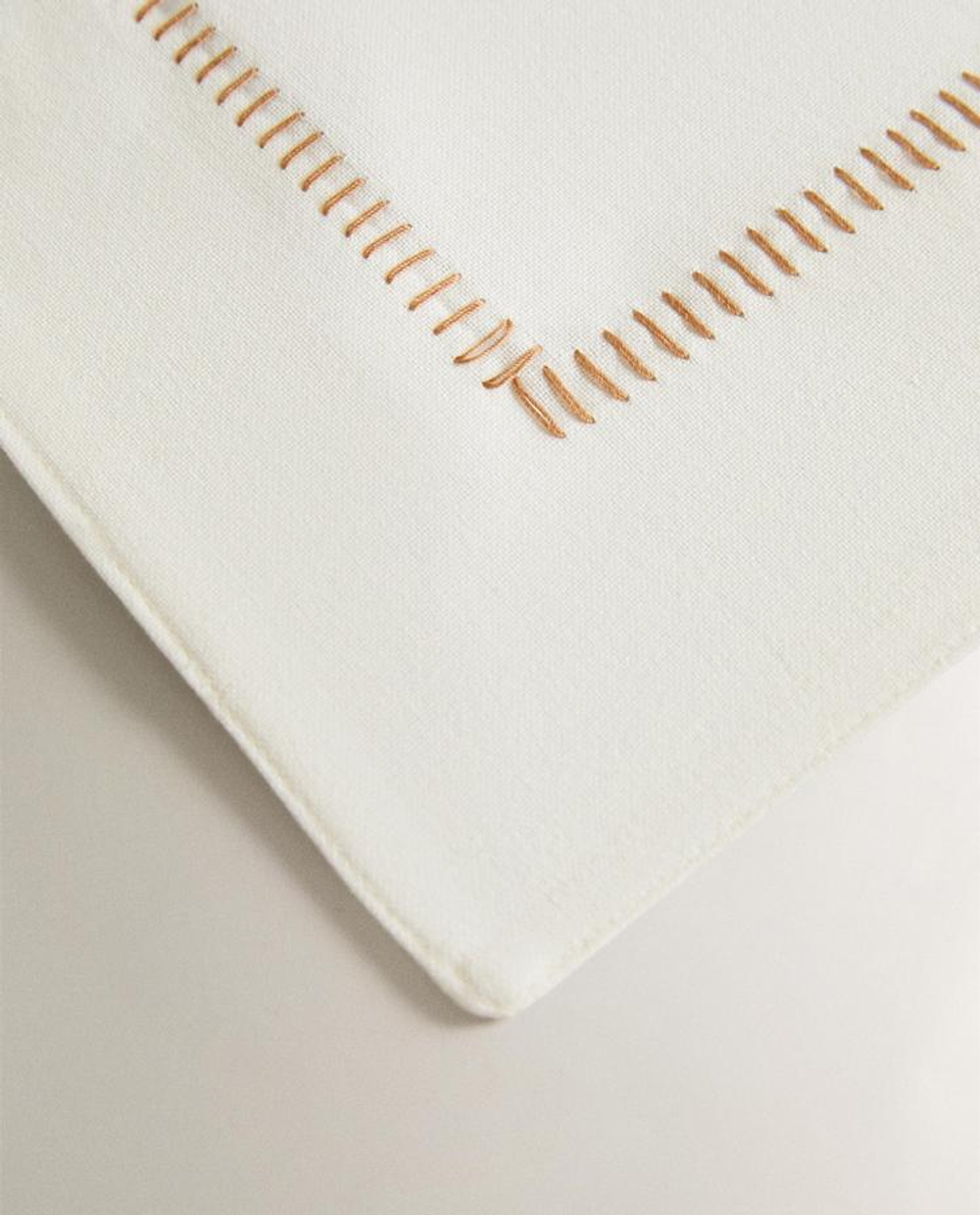 ZARA HOME ПОДСТАВКА ПОД СТОЛОВЫЕ ПРИБОРЫ С КОНТРАСТНОЙ ОТДЕЛКОЙ, ЭКРЮ