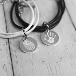 Парные кожаные браслеты-шнуры с серебряной монеткой с гравировкой на заказ