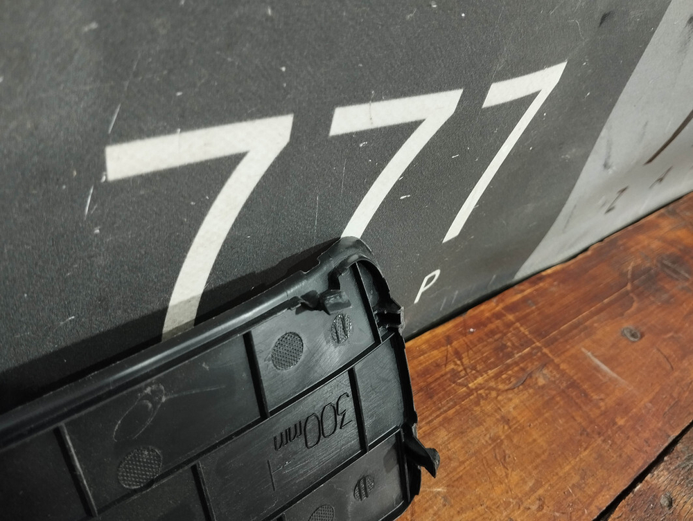 Заглушка крышки багажника правая Chery Tiggo 8 Pro 21-нв Б/У Оригинал 403000154AA