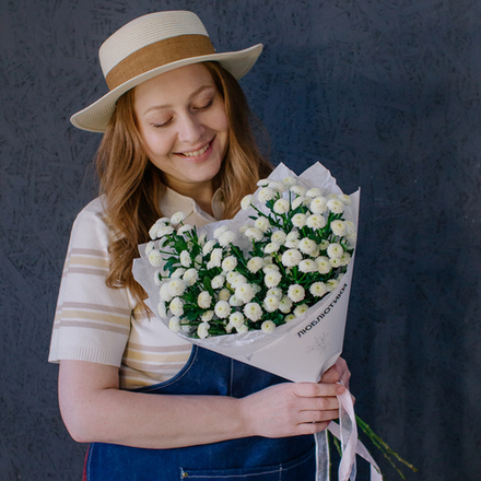 159. Воздушный стойкий моно-букет с хризантемой сантини