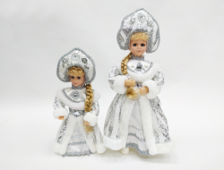 Снегурочка в белой с серебром шубе и кокошнике 40см Triumph Nord