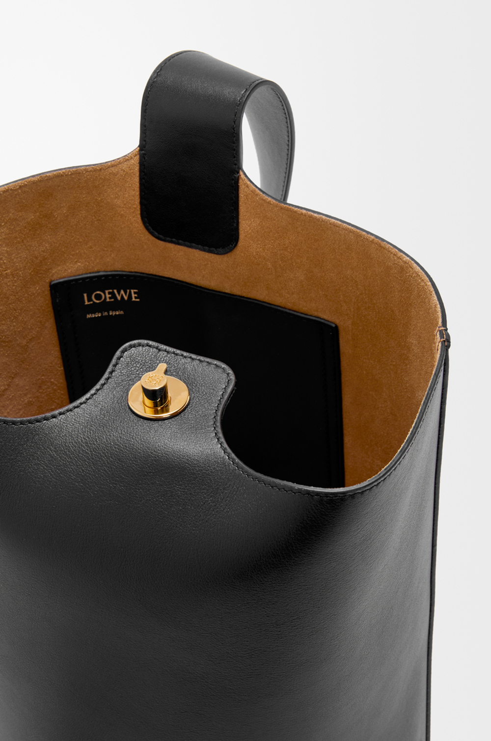 Loewe Сумка-ведро среднего размера Pebble из гладкой телячьей кожи, черный