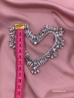 Нашивка сердце с камнями и стразами на белой подкладке 10х7см