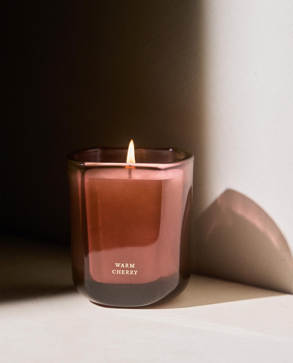 Zara Home Свеча ароматическая Warm Cherry 220 г, растительный воск, аромат фруктовый, Персиковый