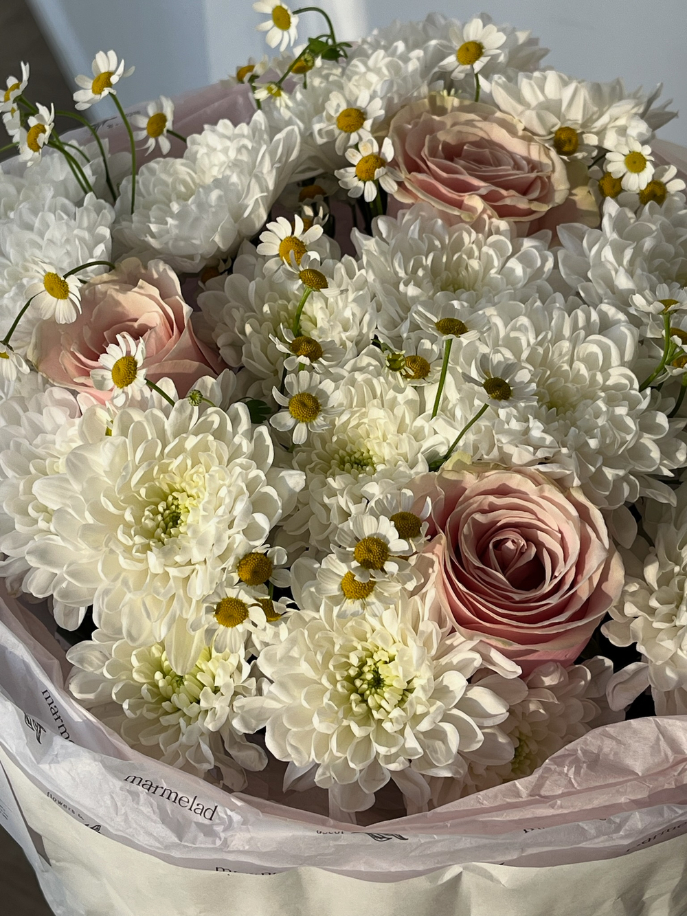 Букет сборный из хризантемы, ромашки и одноголовых роз