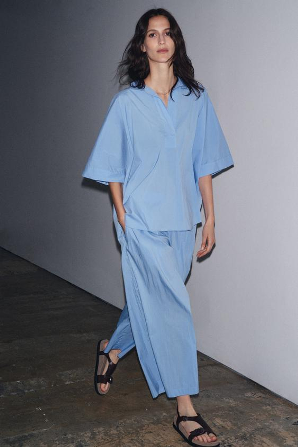 ZARA БРЮКИ ИЗ ПОПЛИНА С ЗАЩИПАМИ — ZW COLLECTION, СИНИЙ