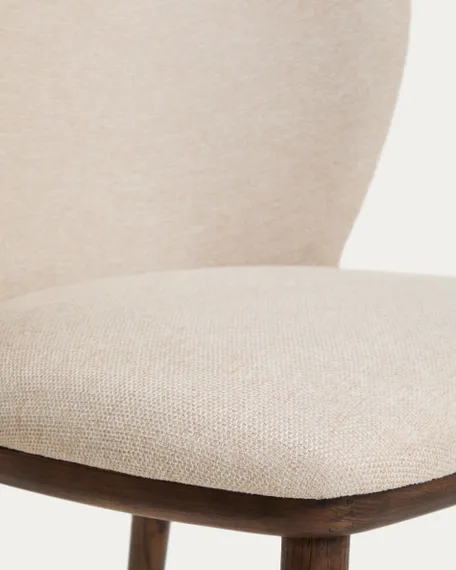Стул Ciselia из бежевого шенилла с ножками из ясеня в отделке орех