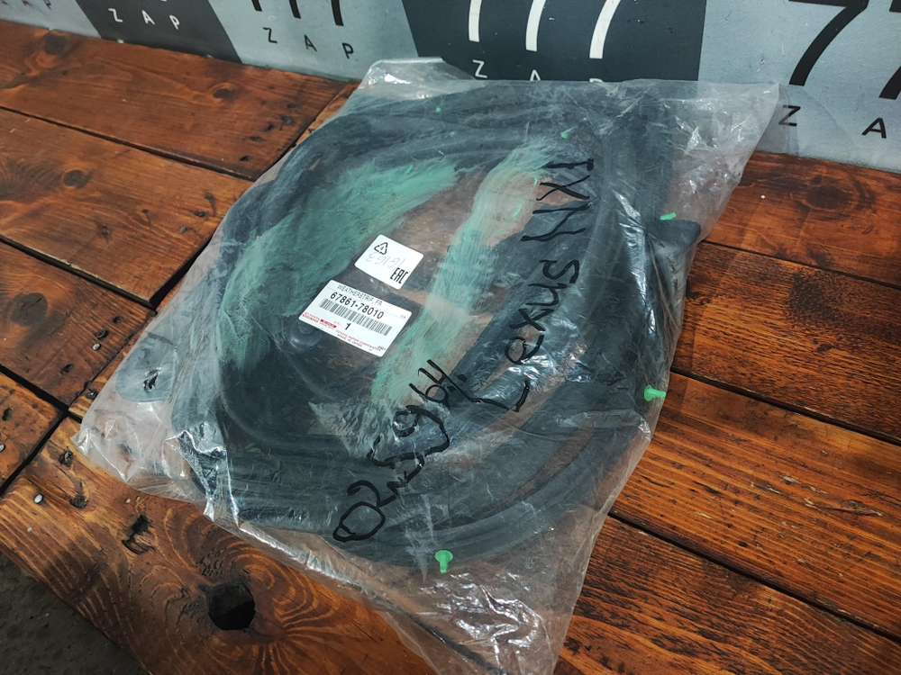 Уплотнитель двери передней правой Lexus NX Новый Оригинал 6786178010