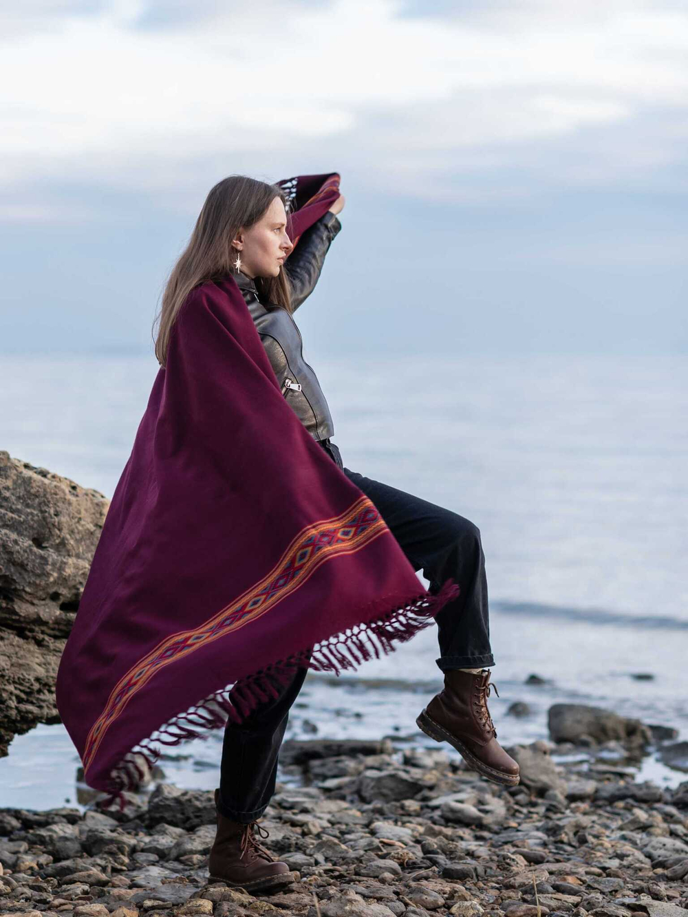 Шерстяной палантин с вышивкой