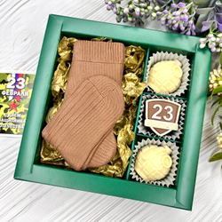 Шоколадный набор "23 февраля: носки и 3 конфеты ручной работы