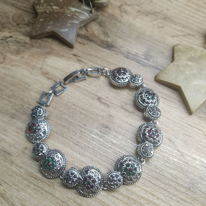 Браслет Vogue 2 круга вензеля стразы графитовые зеленые красные металл серебристый на красном бархате