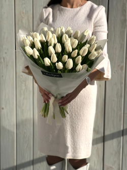 Объемный букет из белых тюльпанов в нежном оформлении от Флора Маркет