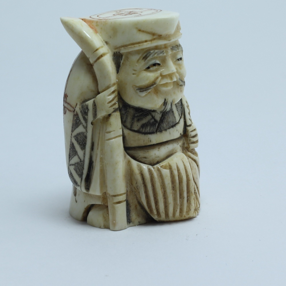 Нэцкэ Эбису с волшебным карпом и посохом