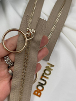 Молния бежевая с золотистым массивным кольцом