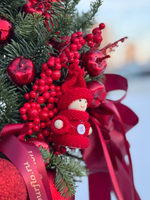 Новогодний венок с красным декором